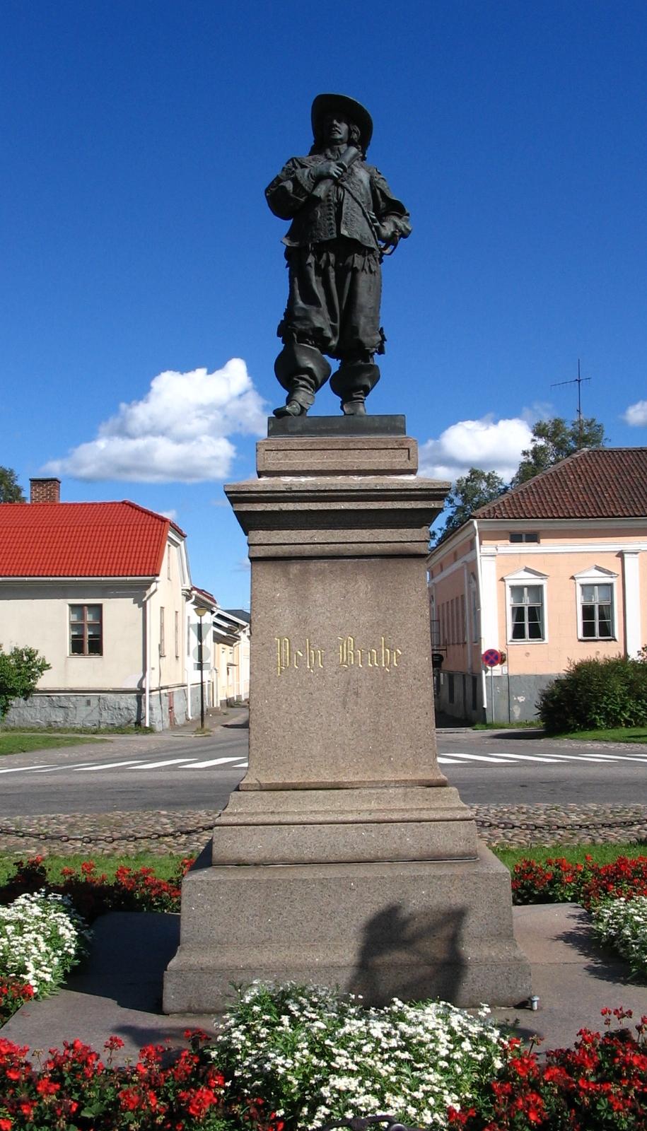 Pekka-patsas tähyilee ylväästi kohti merta sinitaivaan alla.